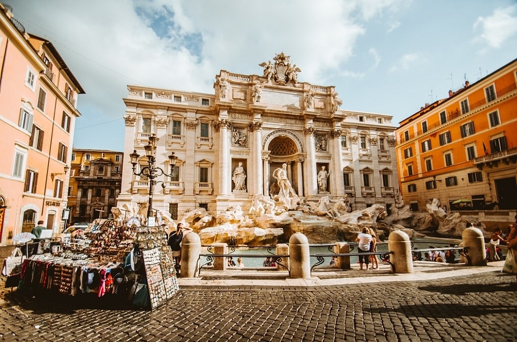 Devant la fontaine de trevi