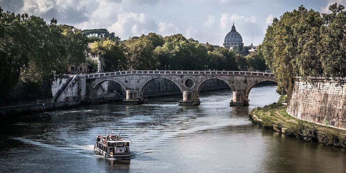 Bateau traversant le Tibre - Les Escapades à Rome