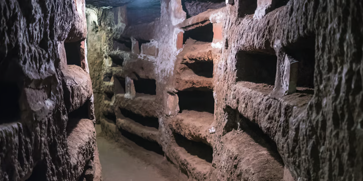 Couloir des catacombes de Rome - Les Escapades à Rome