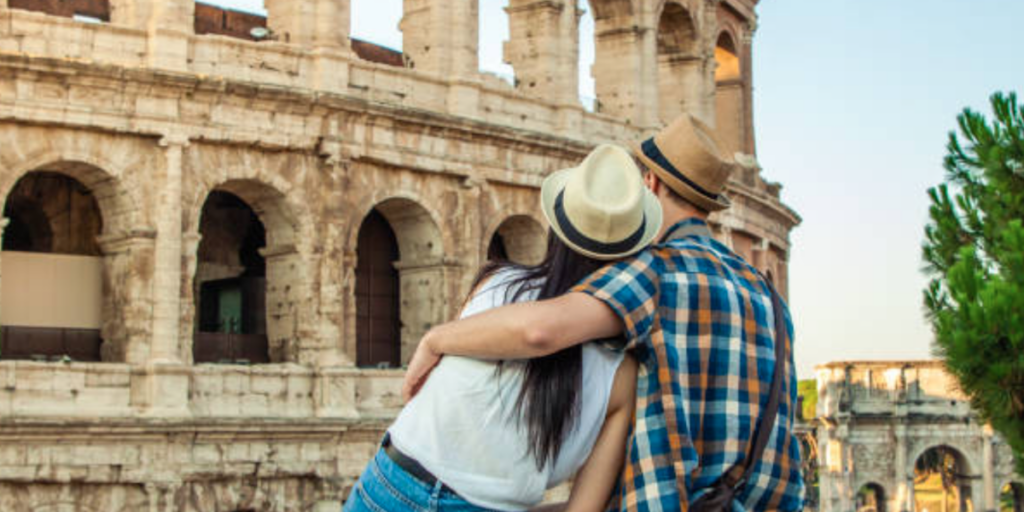 Jeune couple présentés de dos face au Colisée - Les Escapades à Rome