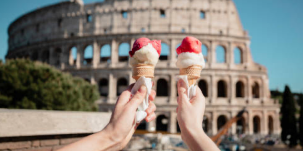 Deux gelatos devant le Colisée - Les Escapades à Rome