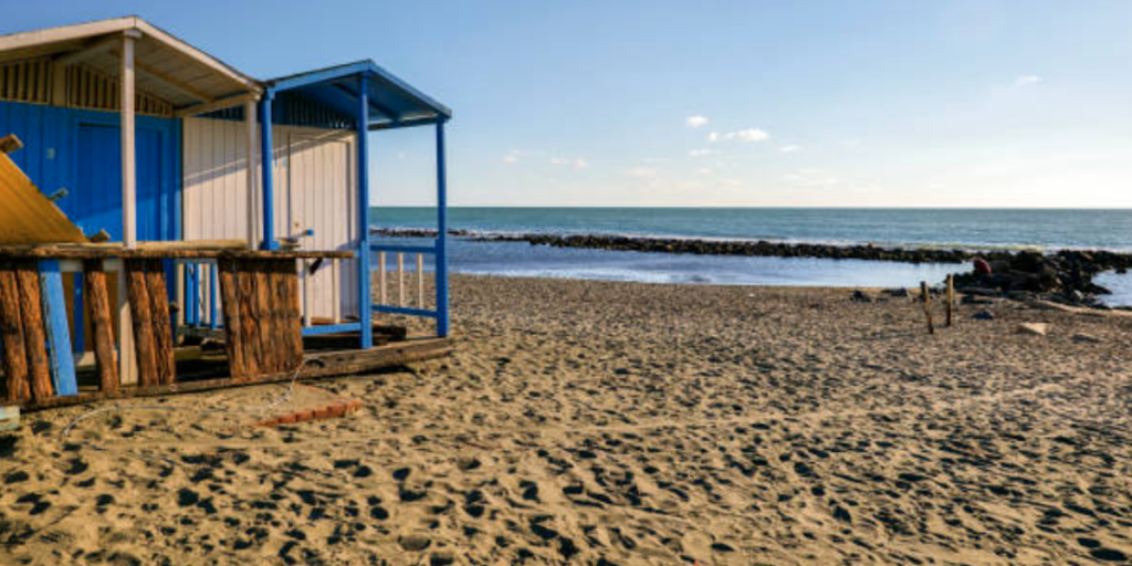 Cabanons bleus sur la plage d'Ostia - Les Escapades à Rome